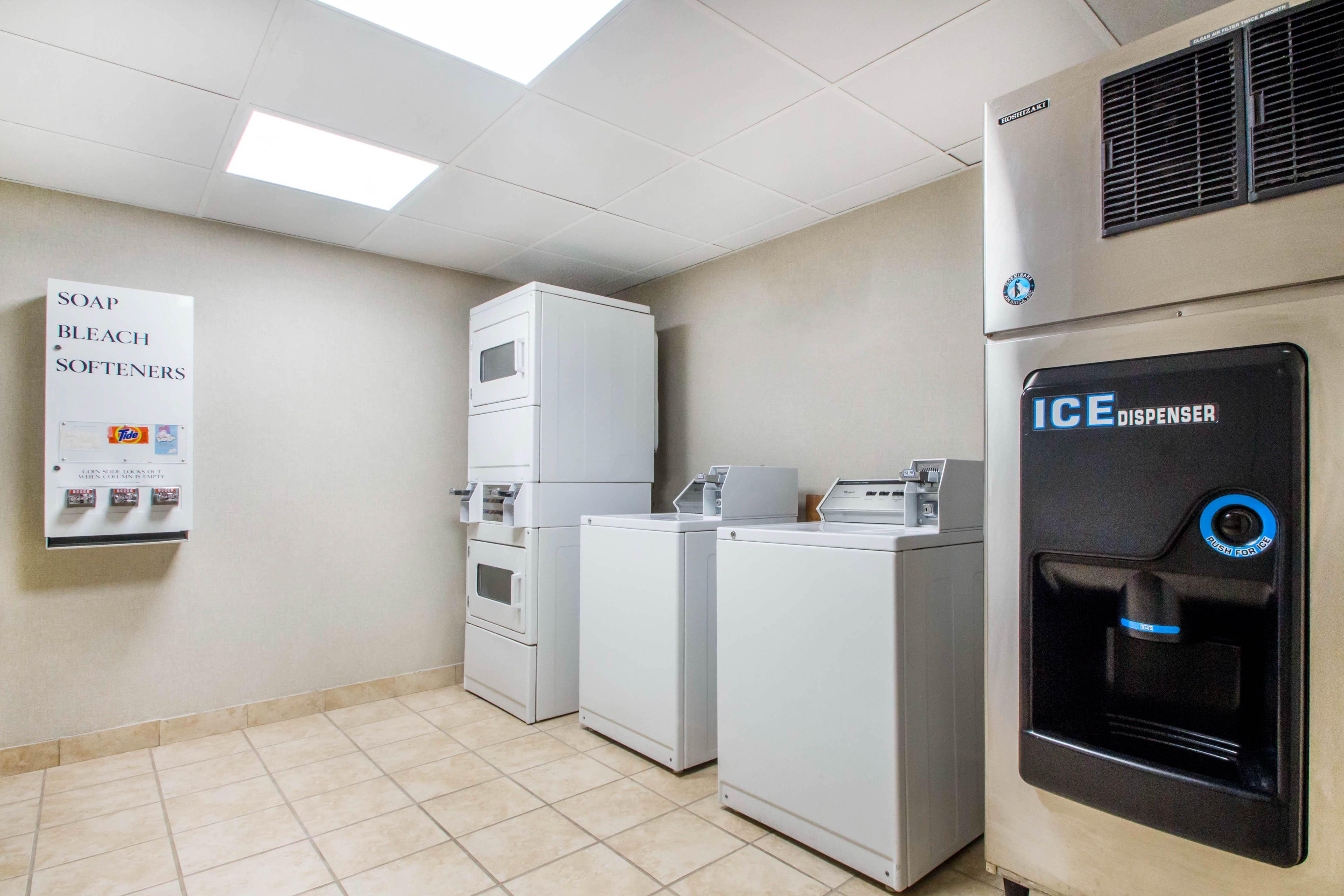 Holiday Inn Express & Suites - Albany Airport - Wolf Road By Ihg Bagian luar foto